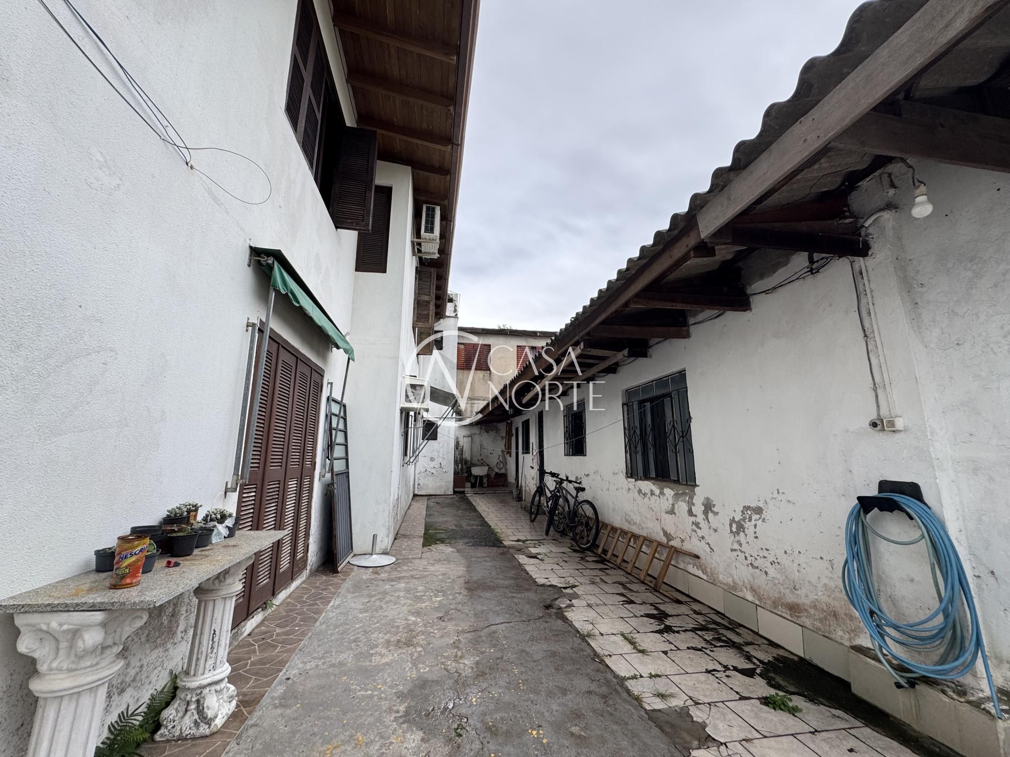 Casa à venda com 6 quartos, 420m², 2 suítes, 8 vagas, Rua Upamaroti no bairro Cristal em Porto Alegre