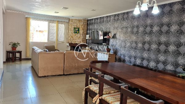 Casa à venda com 3 quartos, 177m², 1 suíte, 2 vagas, Rua Roberto Santini no bairro Hípica em Porto Alegre