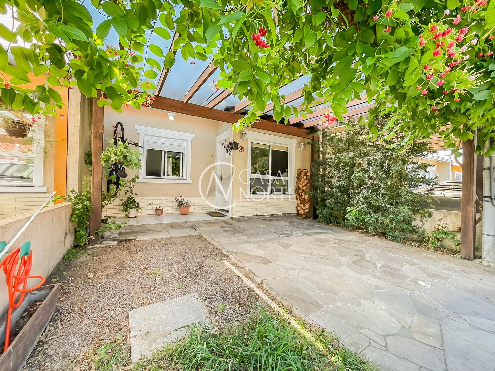 Casa de Condomínio à venda com 2 quartos, 102m², 2 vagas, Rua Embira no bairro Hípica em Porto Alegre