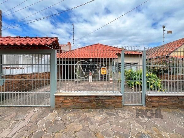Casa à venda com 5 quartos, 115m², 1 suíte, 2 vagas, Rua Criciúma no bairro Guarujá em Porto Alegre