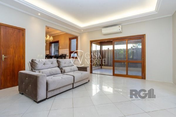 Casa de Condomínio à venda com 3 quartos, 367m², 1 suíte, 2 vagas, Travessa Pedra Redonda no bairro Jardim Isabel em Porto Alegre