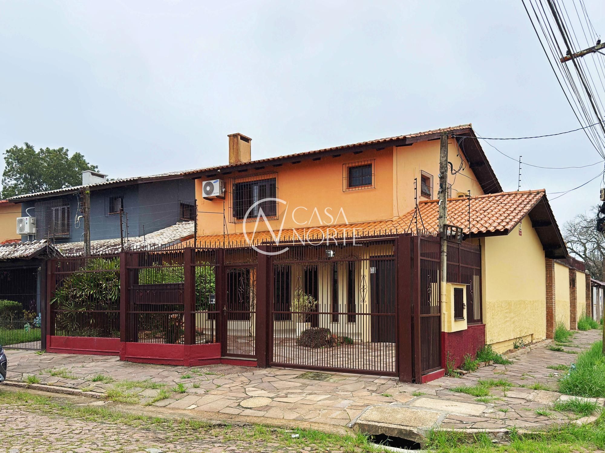 Casa à venda com 3 quartos, 210m², 1 suíte, 4 vagas, Rua Criciúma no bairro Guarujá em Porto Alegre