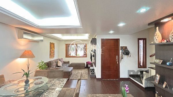 Casa à venda com 3 quartos, 125m², 1 suíte, 2 vagas, Rua Alexandre de Gusmão no bairro Hípica em Porto Alegre