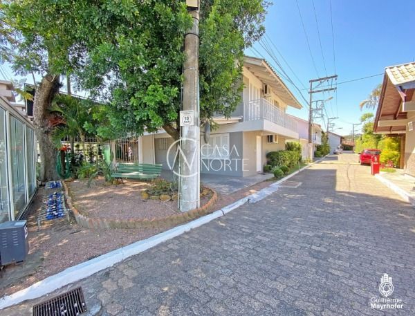 Casa à venda com 4 quartos, 208m², 2 suítes, Avenida Juca Batista no bairro Cavalhada em Porto Alegre