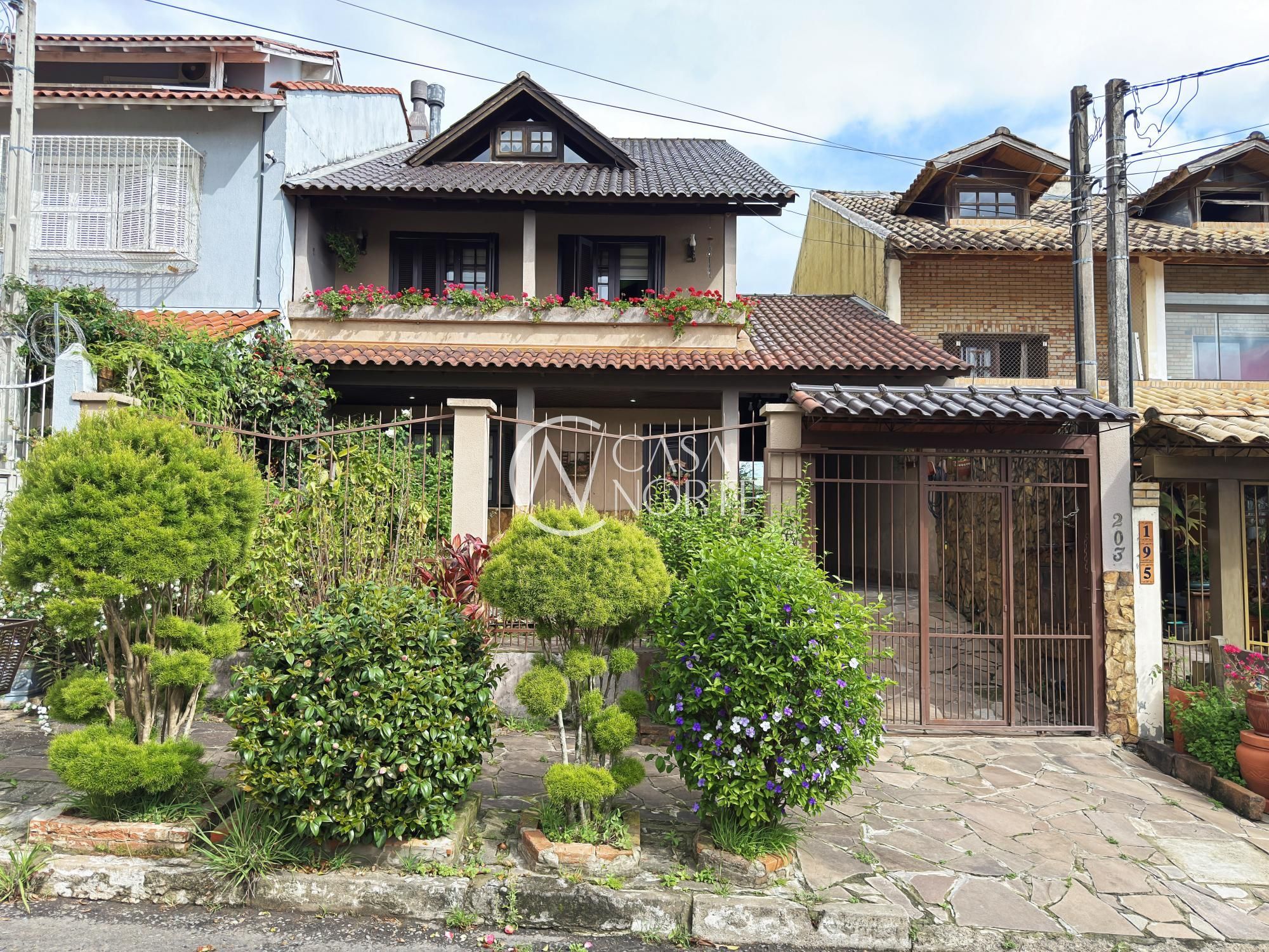 Casa à venda com 3 quartos, 255m², 3 vagas, Rua Doutor Lauro Miguel Sturm no bairro Hípica em Porto Alegre