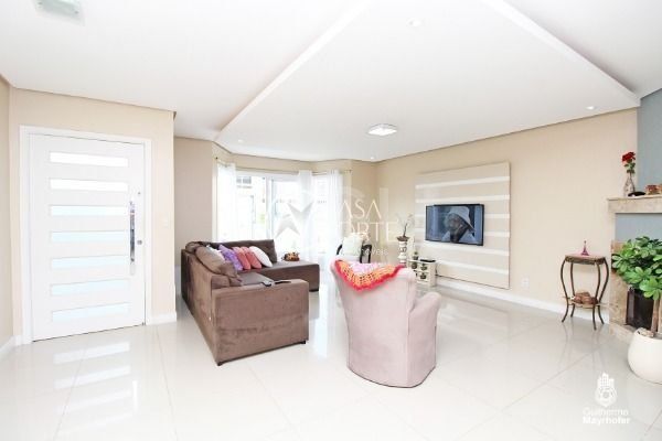 Casa à venda com 3 quartos, 131m², 1 suíte, 2 vagas, Rua Wilson Conceição Bona no bairro Hípica em Porto Alegre