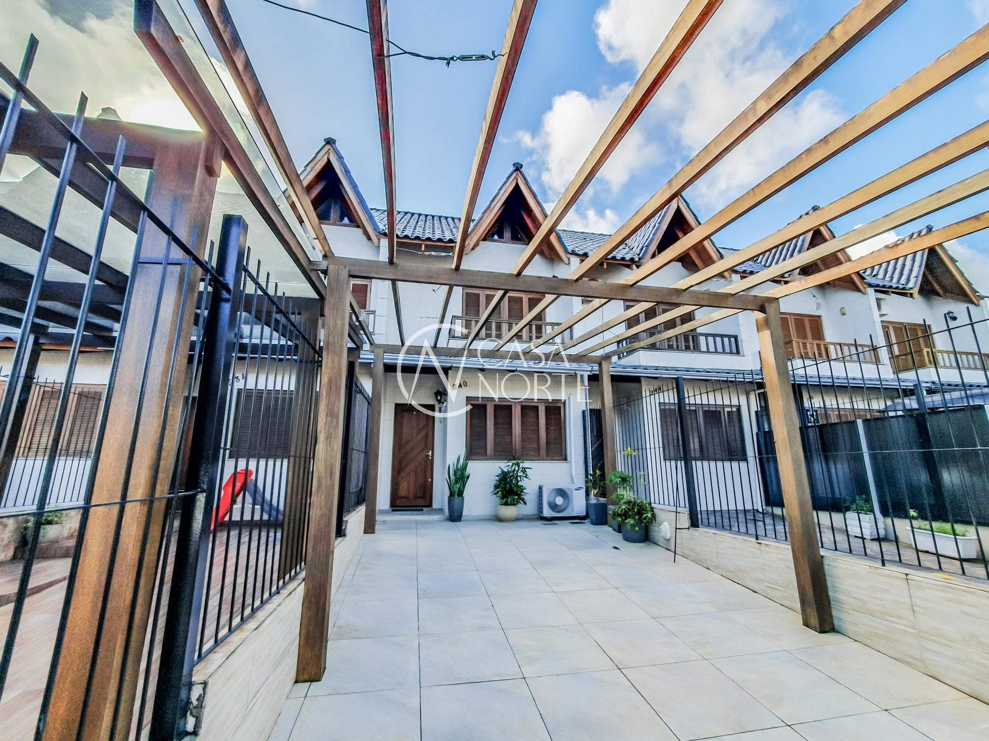Casa à venda com 2 quartos, 77m², 2 suítes, 2 vagas, Rua Heitor Kramer no bairro Guarujá em Porto Alegre