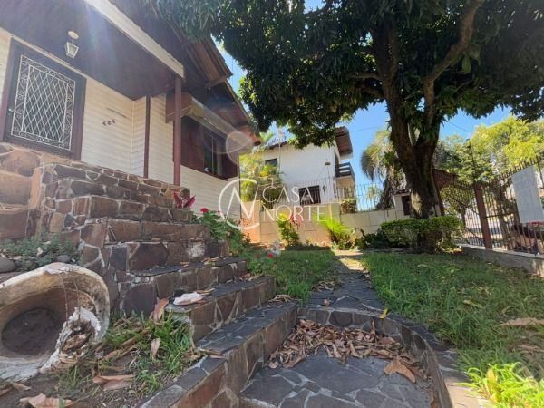 Casa à venda com 3 quartos, 190m², 5 vagas, Rua Camaquã no bairro Camaquã em Porto Alegre