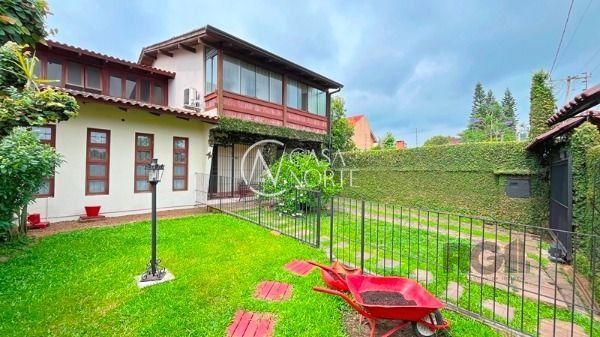 Casa à venda com 3 quartos, 235m², 1 suíte, 3 vagas, Avenida Guarujá no bairro Guarujá em Porto Alegre