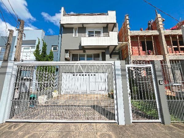 Casa à venda com 3 quartos, 244m², 1 suíte, 4 vagas, Rua Ivo Walter Kern no bairro Hípica em Porto Alegre