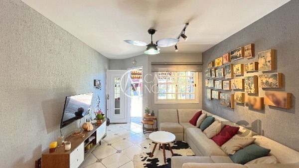 Casa de Condomínio à venda com 3 quartos, 132m², 1 suíte, 2 vagas, Avenida Juca Batista no bairro Cavalhada em Porto Alegre