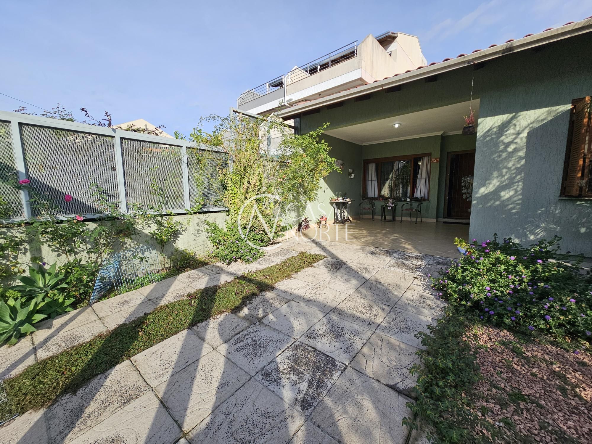 Casa à venda com 3 quartos, 114m², 1 suíte, 2 vagas, Rua Heitor Kramer no bairro Guarujá em Porto Alegre