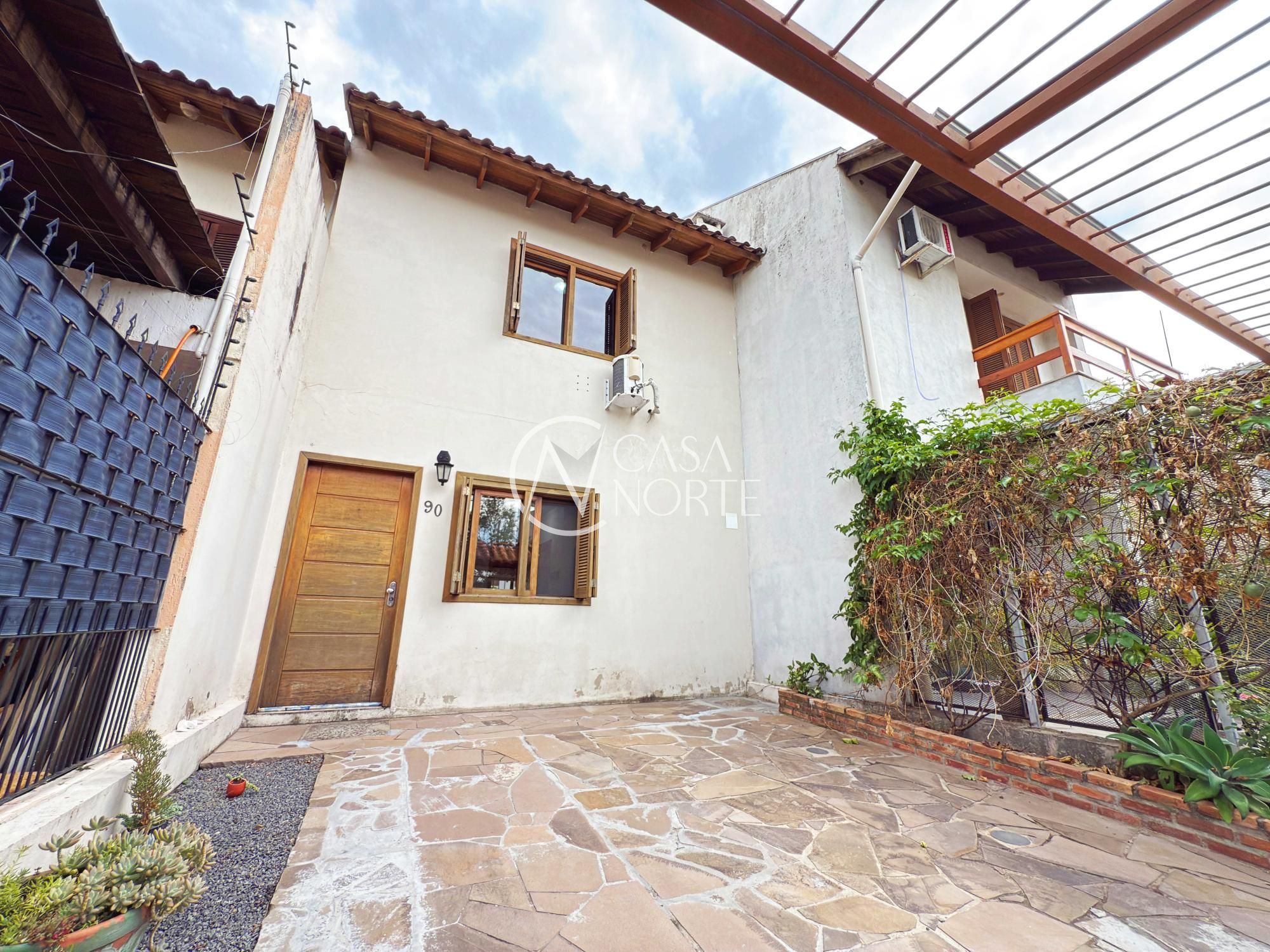 Sobrado à venda com 2 quartos, 70m², 1 vaga, Rua Isidoro Bettio no bairro Aberta dos Morros em Porto Alegre