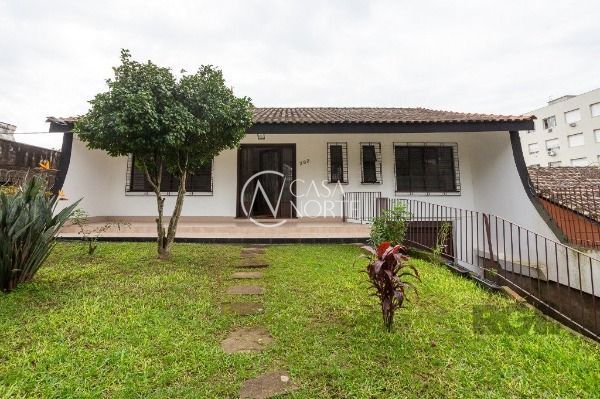 Casa à venda com 5 quartos, 401m², 3 suítes, 5 vagas, Rua Nunes no bairro Medianeira em Porto Alegre