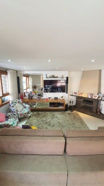 Casa de Condomínio à venda com 3 quartos, 221m², 1 suíte, 3 vagas, Edgar Pires de Castro no bairro Hípica em Porto Alegre