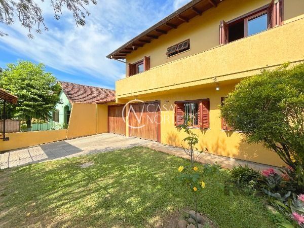 Casa à venda com 3 quartos, 189m², 1 suíte, 2 vagas, Avenida Juca Batista no bairro Hípica em Porto Alegre