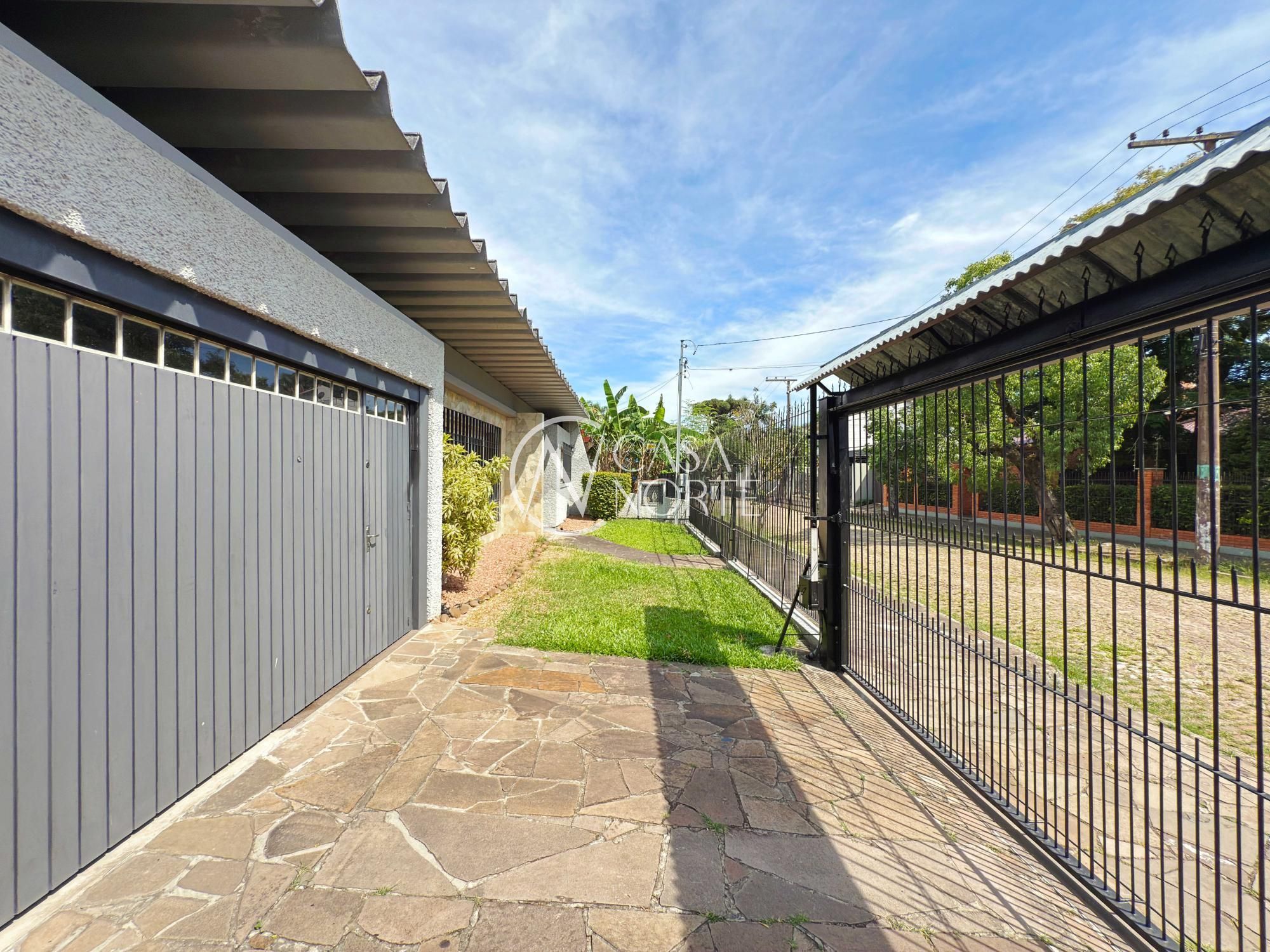 Casa à venda com 3 quartos, 224m², 1 suíte, 2 vagas, Rua Torres no bairro Ipanema em Porto Alegre