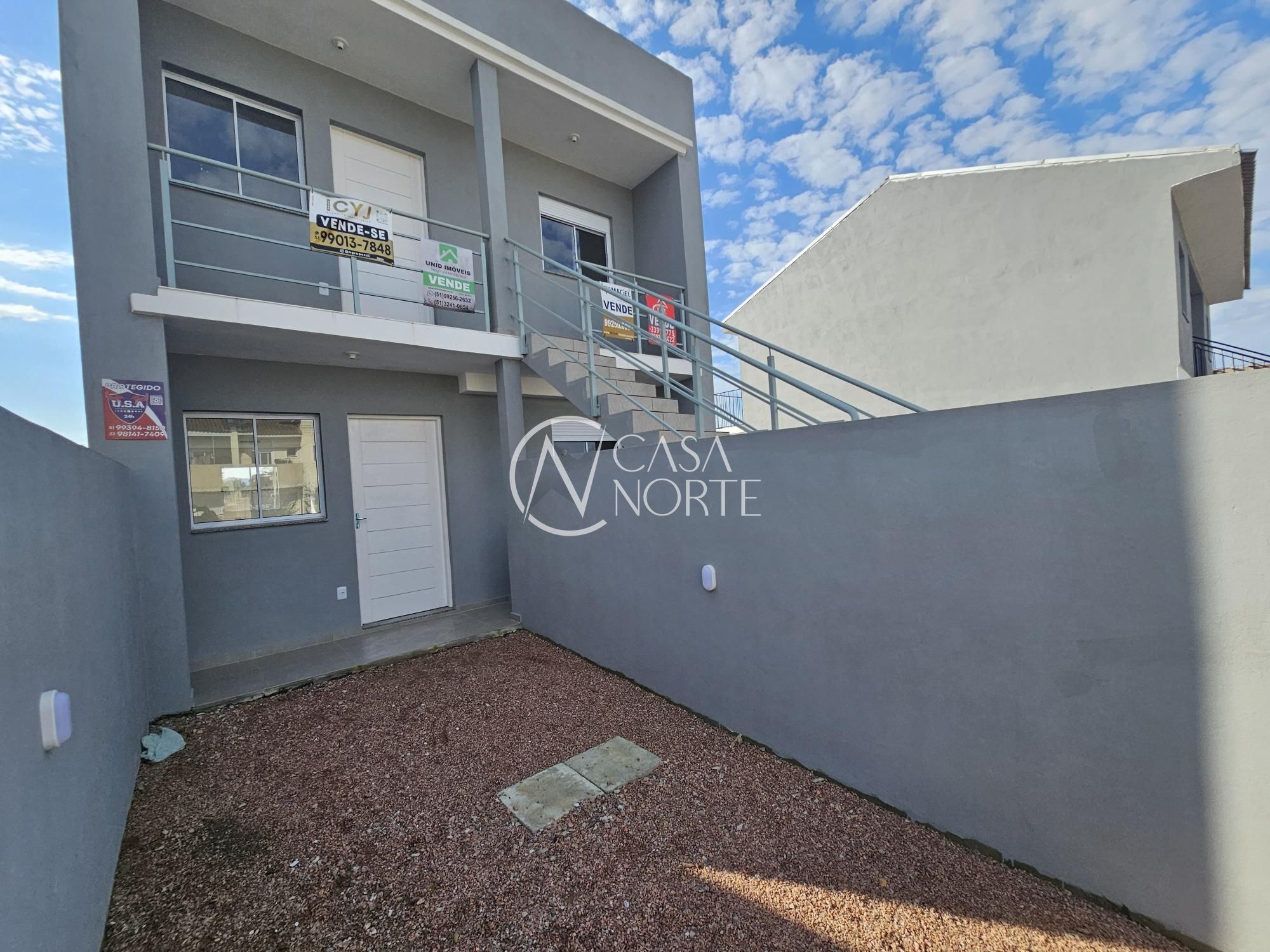 Casa à venda com 2 quartos, 55m², 2 vagas, Rua Joel Iuchno no bairro Restinga em Porto Alegre