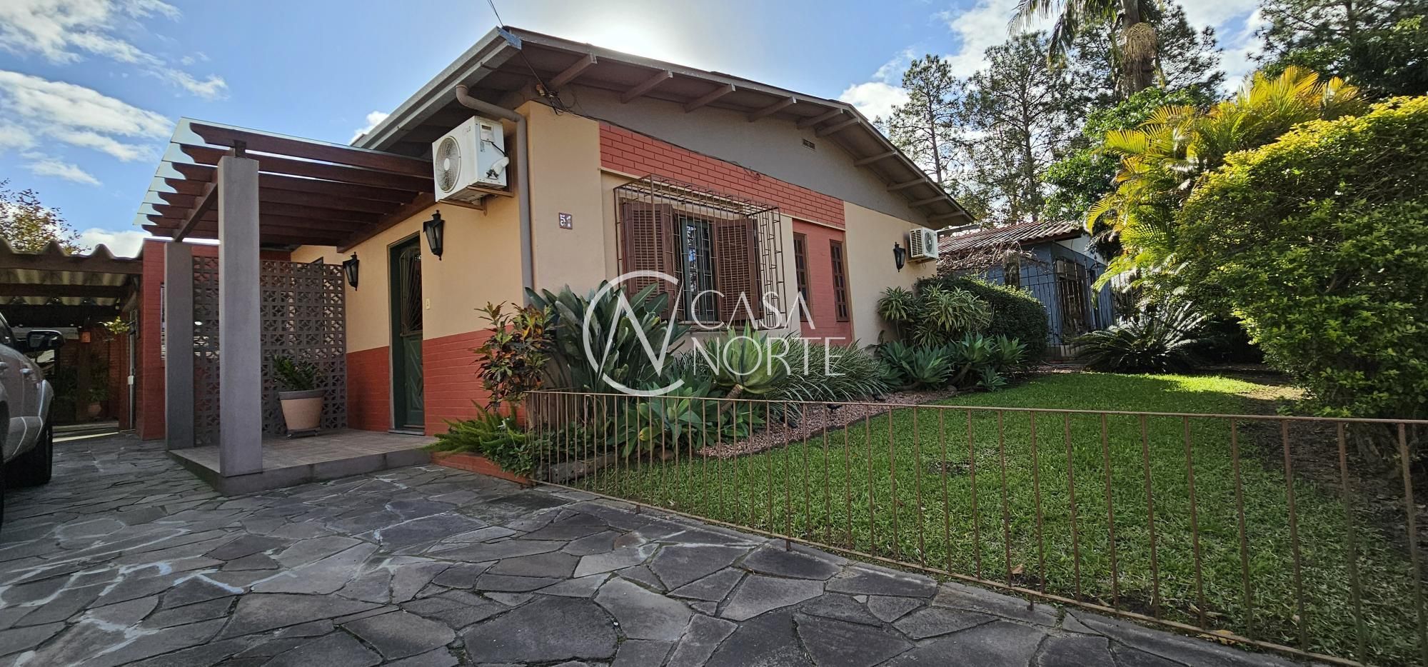 Casa de Condomínio à venda com 3 quartos, 148m², 1 suíte, 2 vagas, Avenida Edgar Pires de Castro no bairro Hípica em Porto Alegre