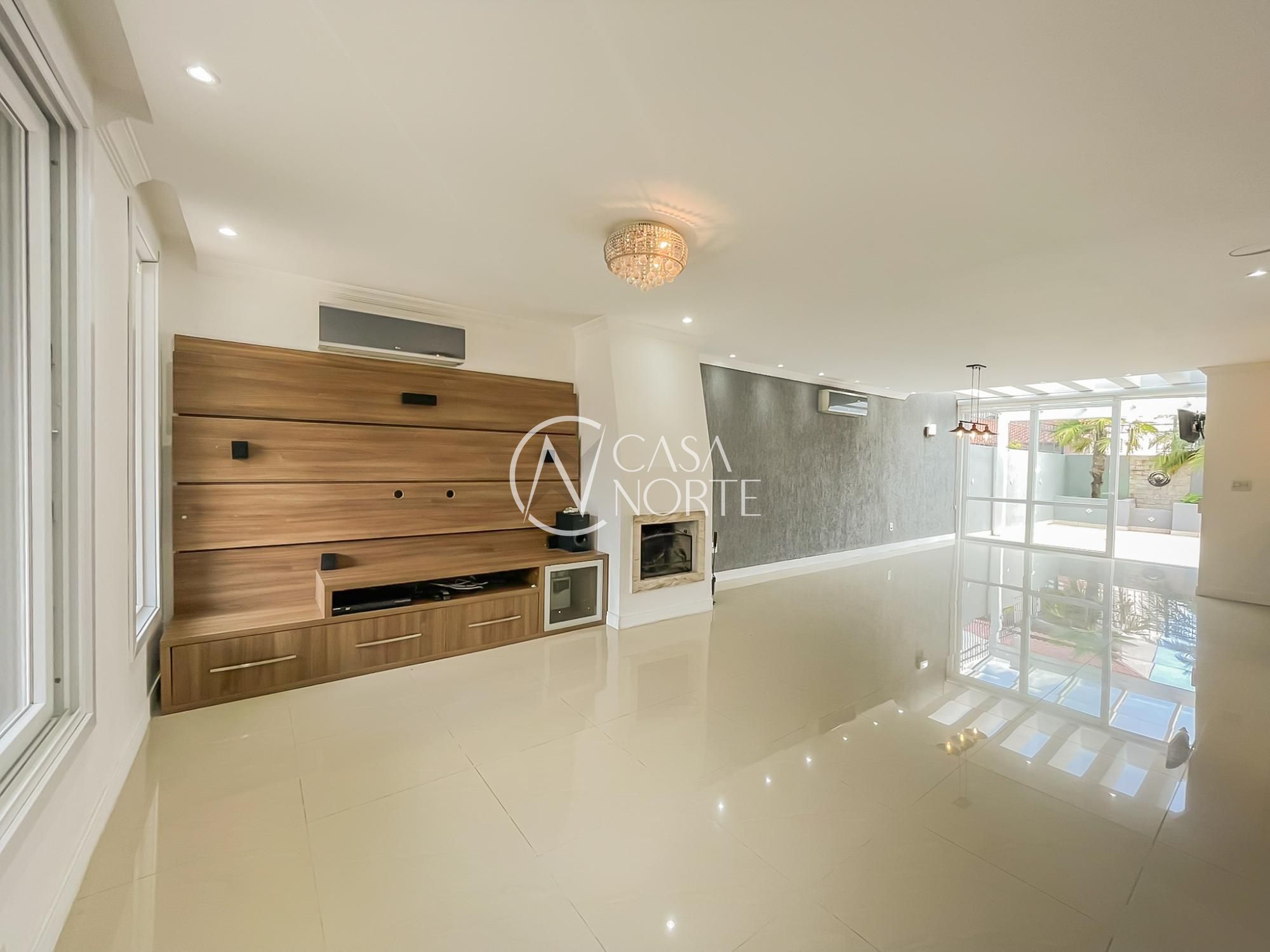 Casa à venda com 3 quartos, 159m², 1 suíte, 2 vagas, Rua Roberto Santini no bairro Hípica em Porto Alegre