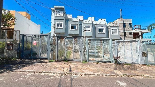 Casa à venda com 3 quartos, 105m², 3 suítes, 2 vagas, Rua Doutor Sergio de Figueiredo no bairro Guarujá em Porto Alegre