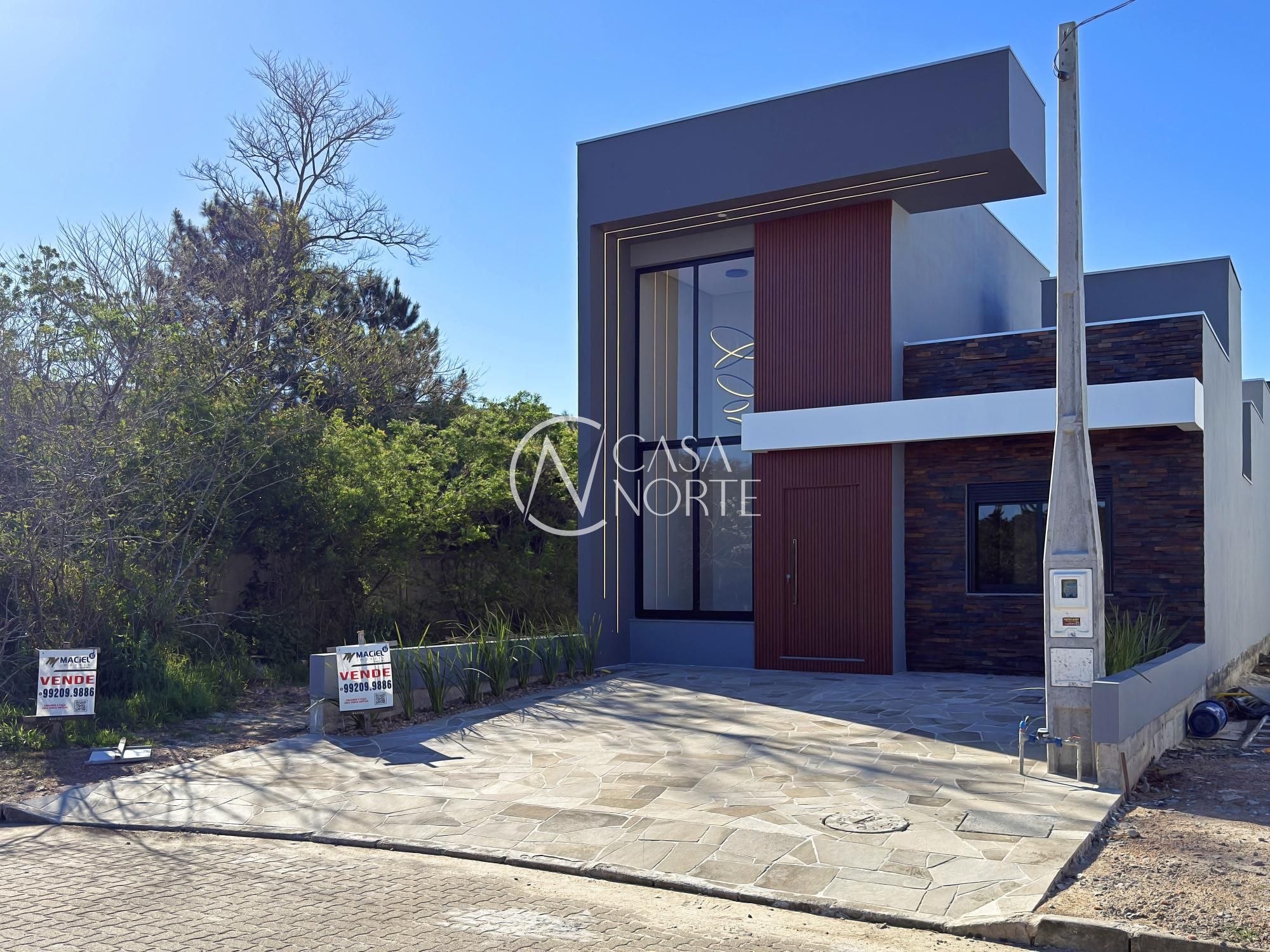 Casa à venda com 3 quartos, 111m², 3 suítes, 2 vagas, Rua Sete Mil Duzentos e Dois no bairro Hípica em Porto Alegre