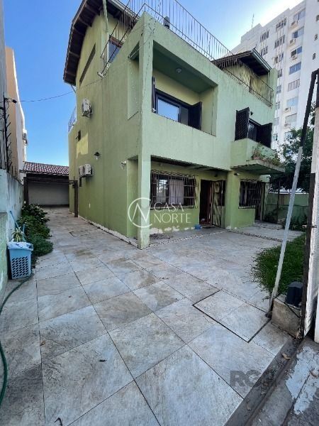 Casa à venda com 6 quartos, 280m², 2 suítes, 6 vagas, Rua Inhanduí no bairro Cristal em Porto Alegre