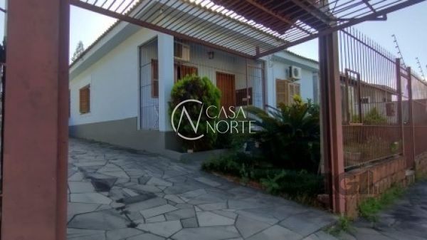 Casa à venda com 3 quartos, 250m², 1 suíte, 3 vagas, Rua dos Apóstolos no bairro Nonoai em Porto Alegre
