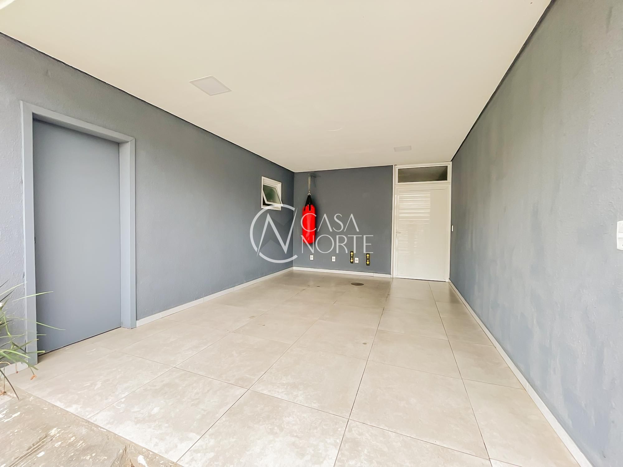 Casa à venda com 3 quartos, 300m², 2 suítes, 2 vagas, Rua Carlos Eduardo de Sá no bairro Hípica em Porto Alegre