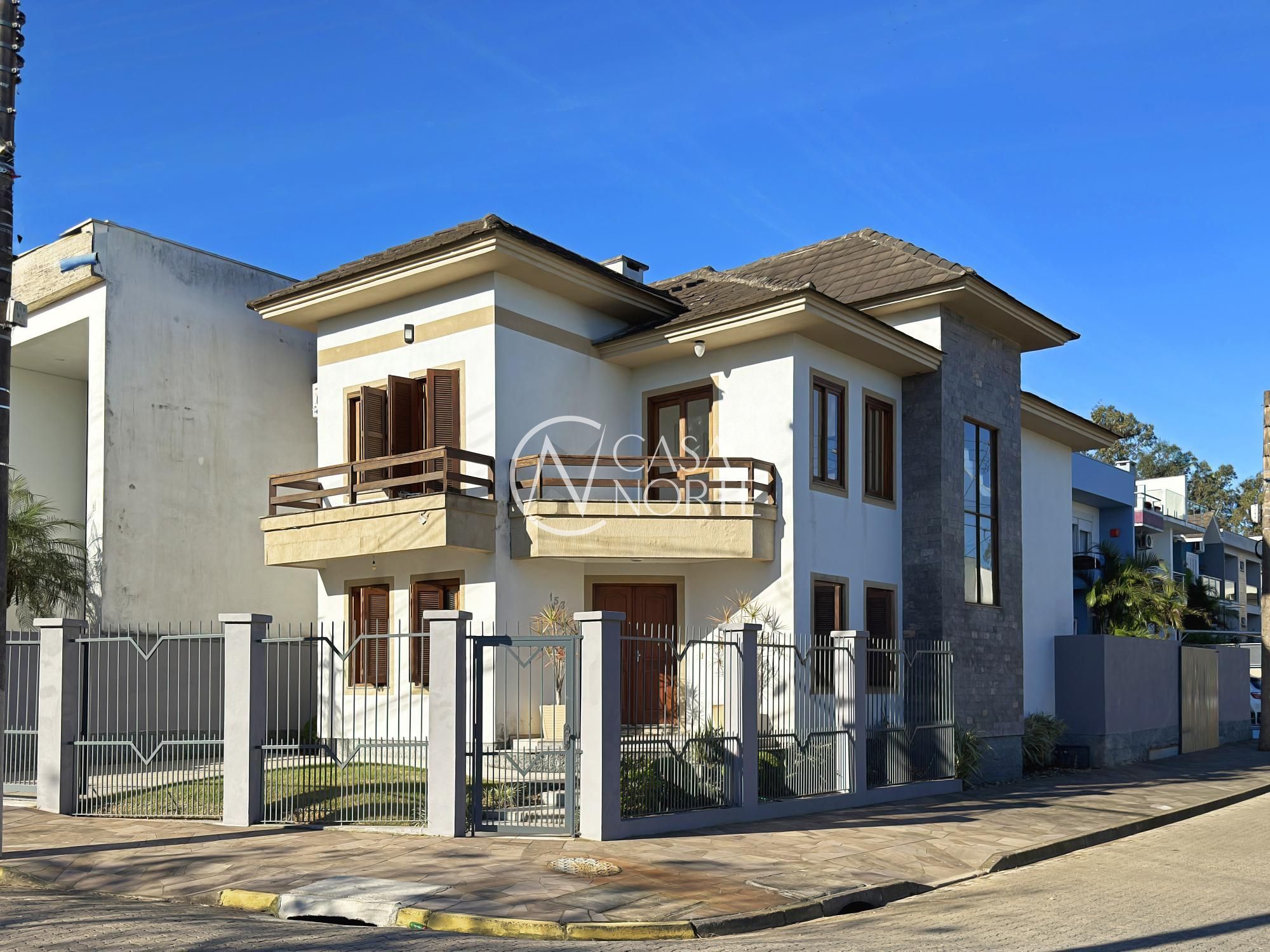 Casa à venda com 4 quartos, 221m², 2 suítes, -6 vaga, Rua Francisco Solano Borges no bairro Hípica em Porto Alegre