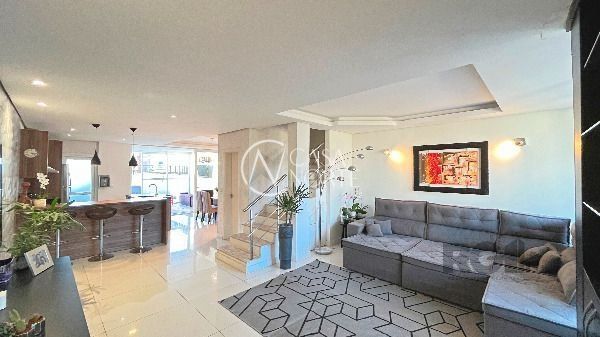 Casa à venda com 3 quartos, 186m², 1 suíte, 2 vagas, Rua Aldo Sani no bairro Hípica em Porto Alegre