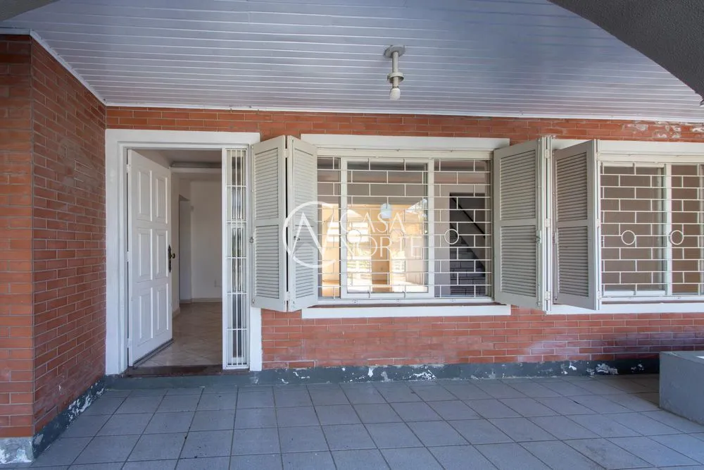 Casa à venda com 4 quartos, 222m², 3 suítes, 4 vagas, Avenida Celestino Bertolucci no bairro Hípica em Porto Alegre