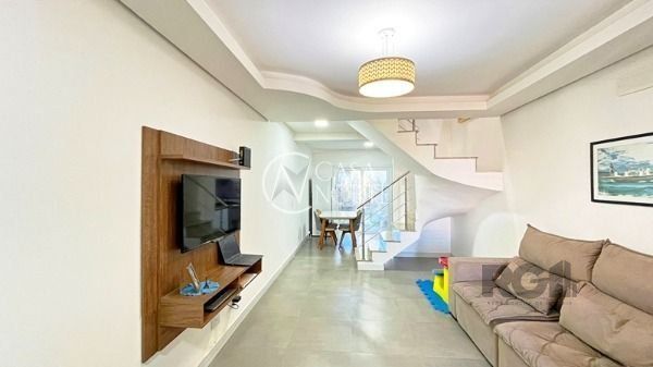 Casa à venda com 2 quartos, 93m², 2 suítes, 1 vaga, Rua Ivo Walter Kern no bairro Hípica em Porto Alegre