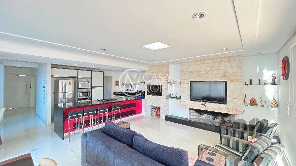 Casa à venda com 3 quartos, 230m², 3 suítes, 4 vagas, Rua Eroni Soares Machado no bairro Hípica em Porto Alegre