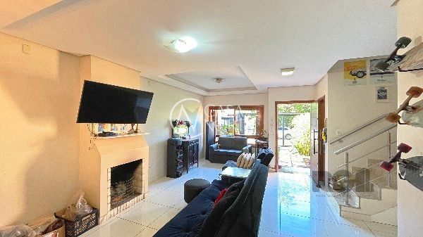 Casa à venda com 3 quartos, 137m², 1 suíte, 2 vagas, Rua Irany de Oliveira Santanna no bairro Hípica em Porto Alegre