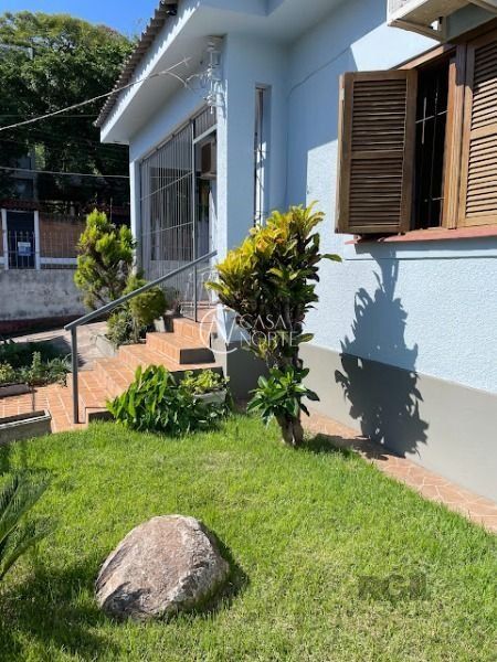 Casa à venda com 3 quartos, 250m², 1 suíte, 3 vagas, Rua dos Apóstolos no bairro Nonoai em Porto Alegre