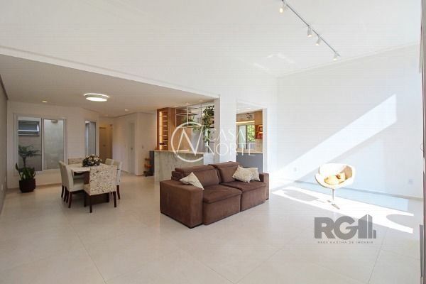 Casa à venda com 3 quartos, 155m², 3 suítes, 4 vagas, Rua Luiz Delfino no bairro Espírito Santo em Porto Alegre