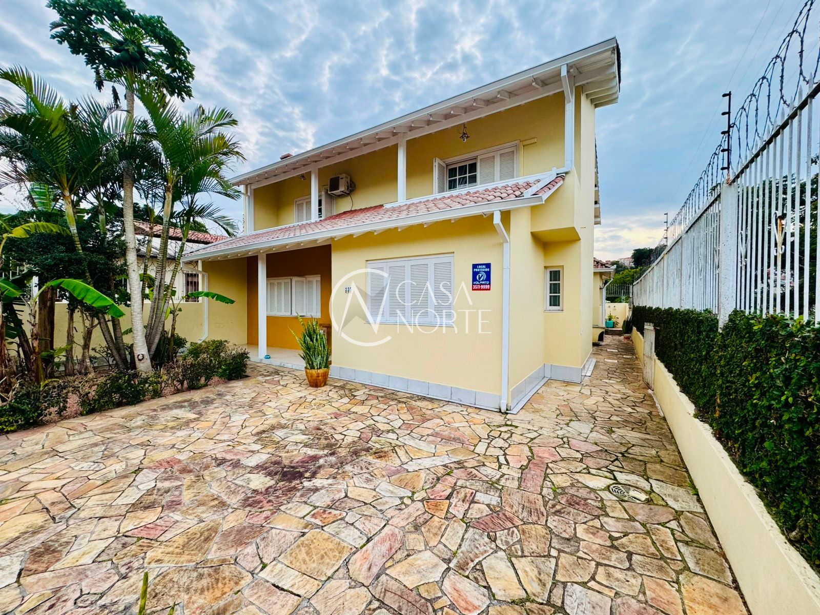 Casa à venda com 4 quartos, 295m², 1 suíte, 4 vagas, Avenida Quaraí no bairro Nonoai em Porto Alegre