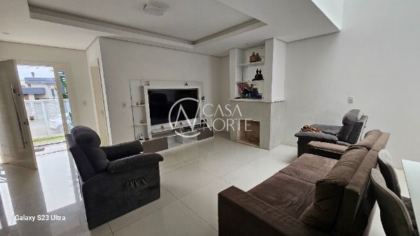 Casa à venda com 3 quartos, 210m², 3 suítes, 2 vagas, Rua Fabiana Kila de Ávila no bairro Hípica em Porto Alegre