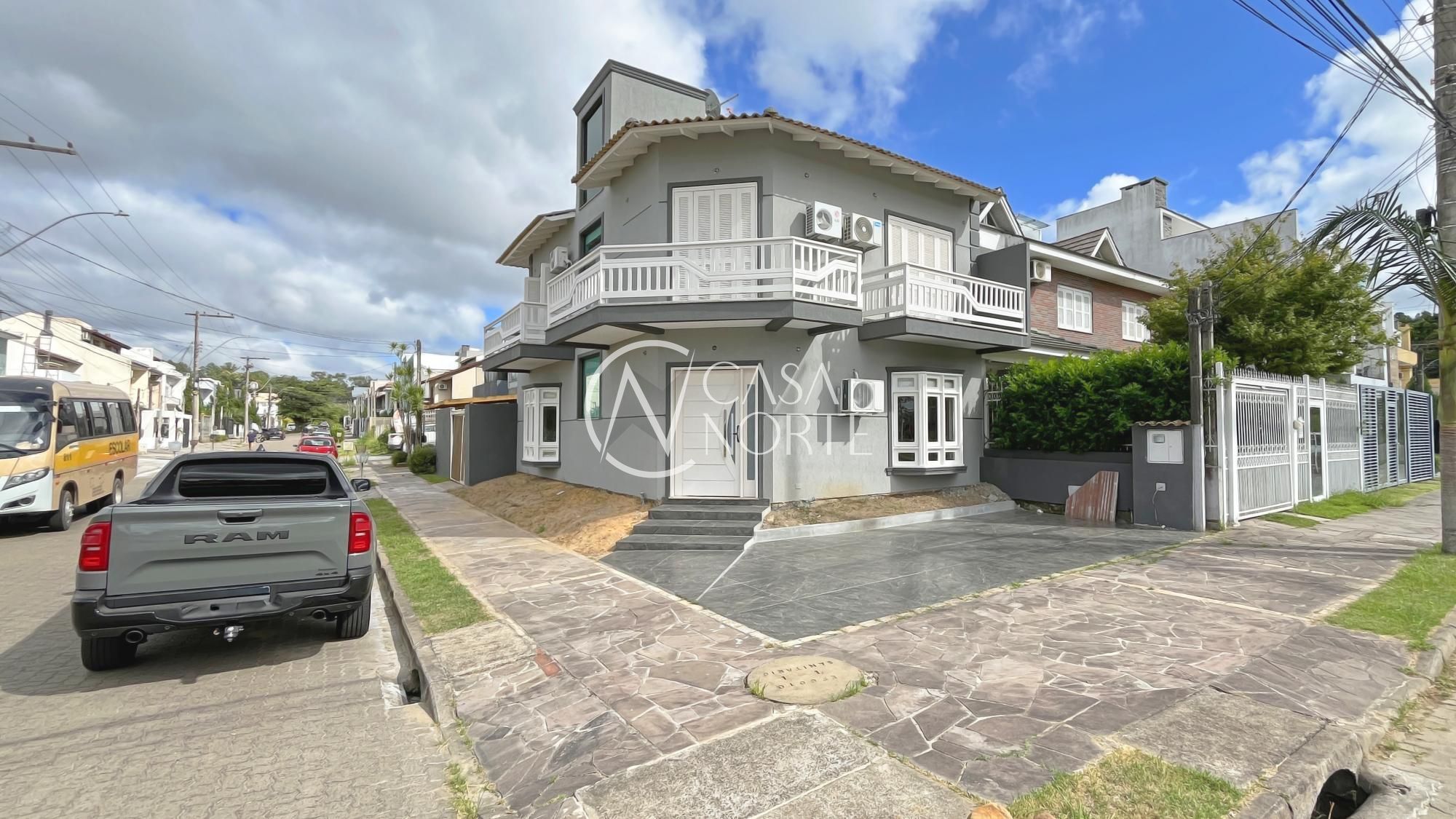 Casa à venda com 3 quartos, 140m², 1 suíte, 2 vagas, Rua Ivo Walter Kern no bairro Hípica em Porto Alegre