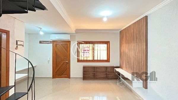 Casa de Condomínio à venda com 2 quartos, 77m², 2 vagas, Avenida Outeiro no bairro Coronel Aparício Borges em Porto Alegre