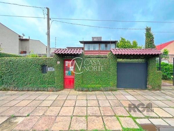 Casa à venda com 3 quartos, 235m², 1 suíte, 3 vagas, Avenida Guarujá no bairro Guarujá em Porto Alegre