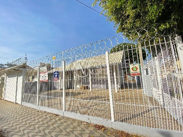 Casa à venda com 3 quartos, 101m², 1 suíte, 3 vagas, Rua dos Guenoas no bairro Guarujá em Porto Alegre