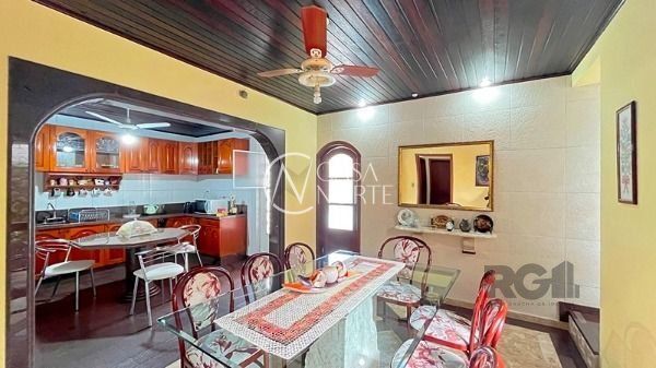 Casa à venda com 5 quartos, 115m², 1 suíte, 2 vagas, Rua Criciúma no bairro Guarujá em Porto Alegre