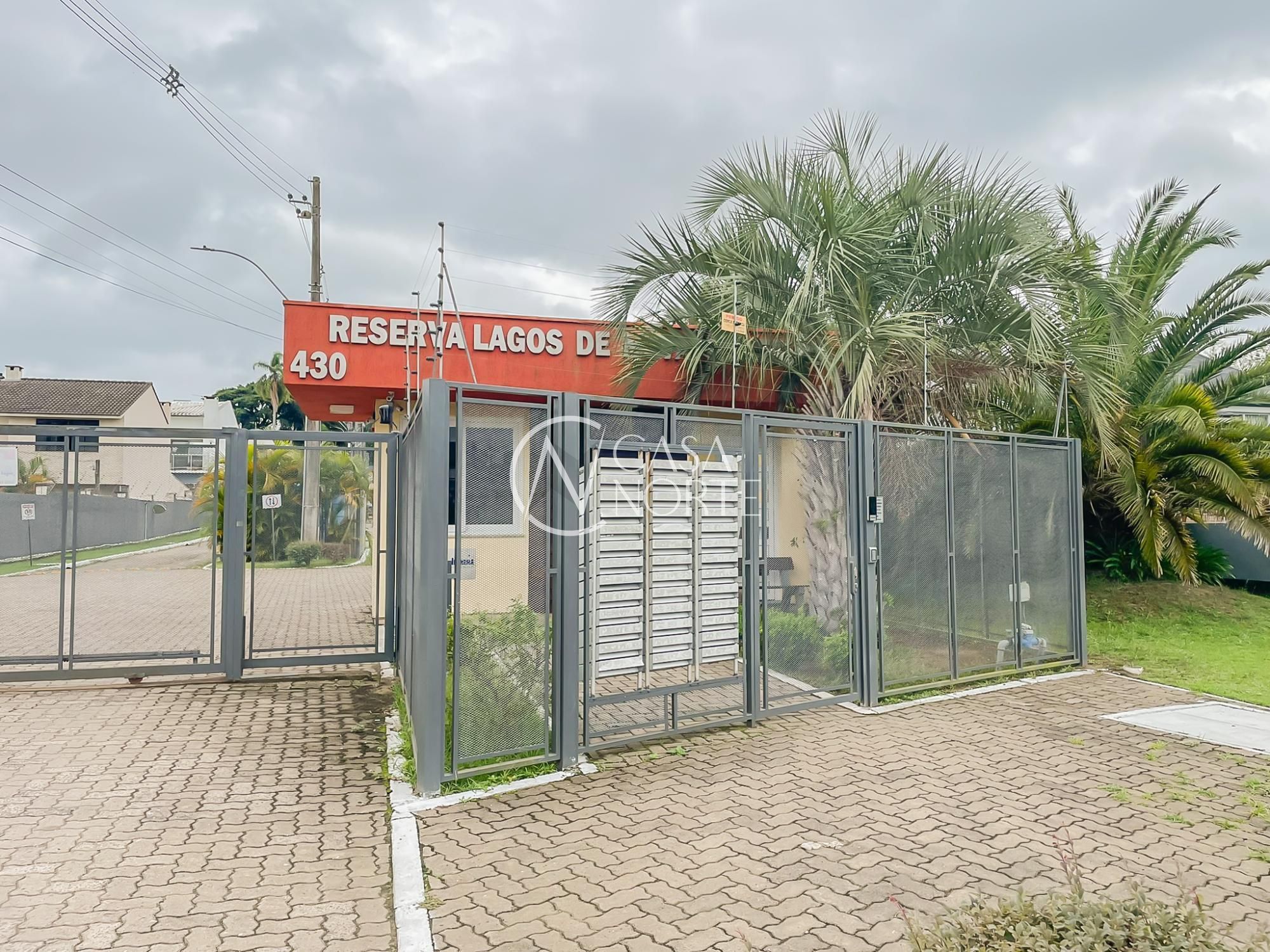 Casa de Condomínio à venda com 3 quartos, 240m², 1 suíte, 2 vagas, Rua Carlos Maximiliano Fayet no bairro Hípica em Porto Alegre