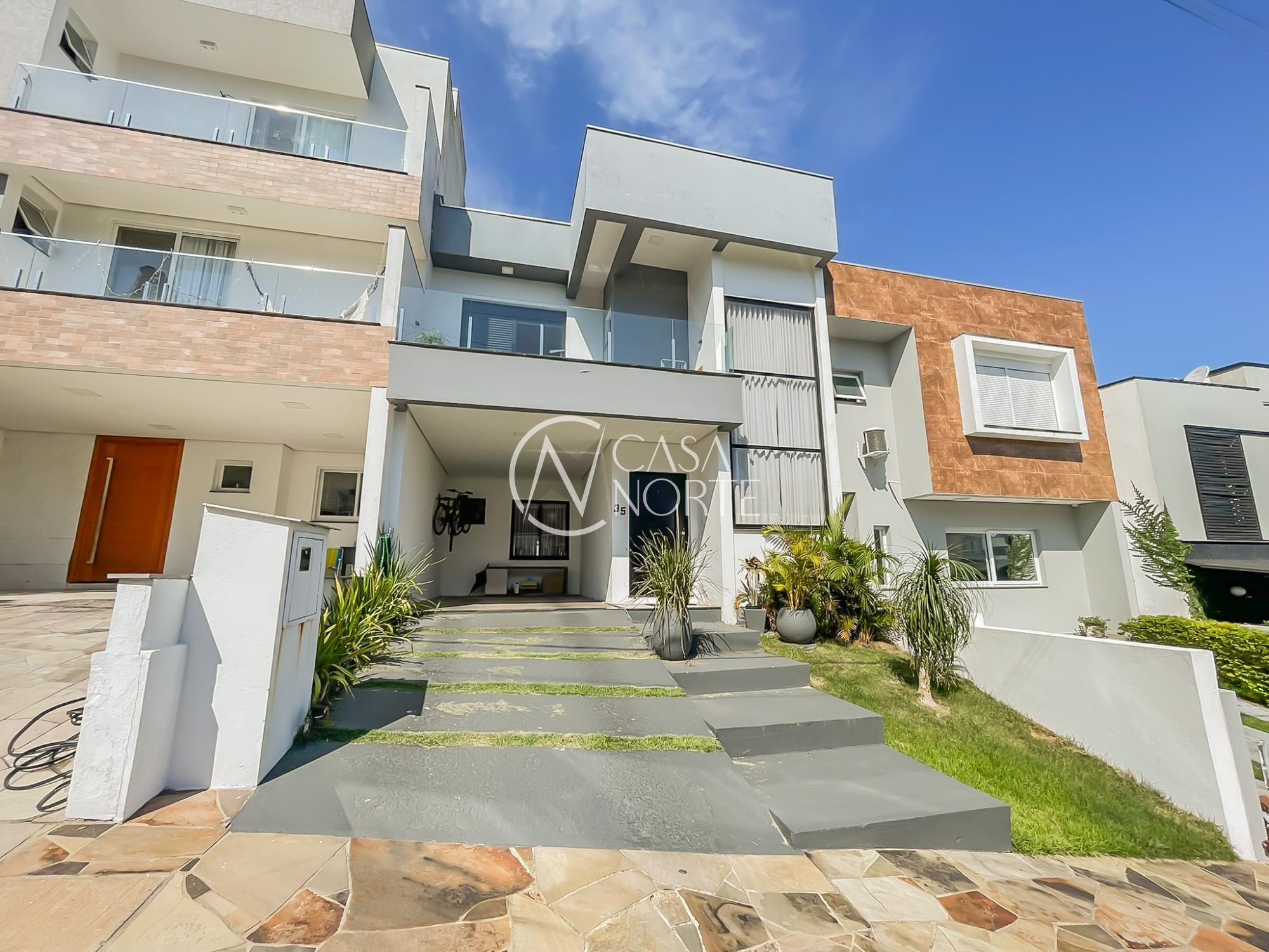 Casa de Condomínio à venda com 3 quartos, 170m², 1 suíte, 2 vagas, Rua Carlos Maximiliano Fayet no bairro Hípica em Porto Alegre