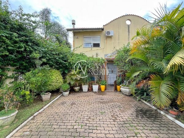 Casa à venda com 2 quartos, 118m², 2 vagas, Avenida Edgar Pires de Castro no bairro Aberta dos Morros em Porto Alegre
