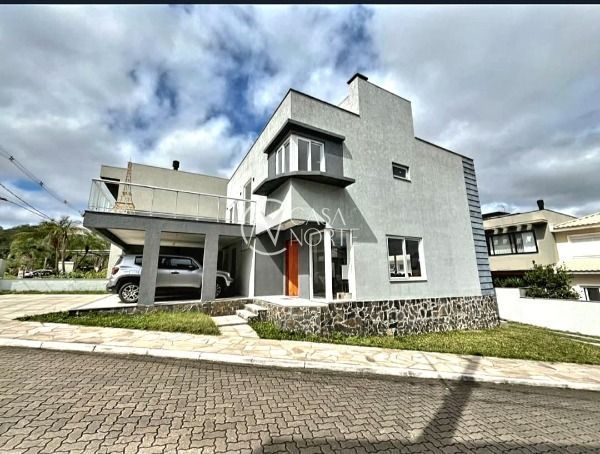 Casa de Condomínio à venda com 3 quartos, 225m², 3 suítes, 3 vagas, Rua Ivo Walter Kern no bairro Hípica em Porto Alegre