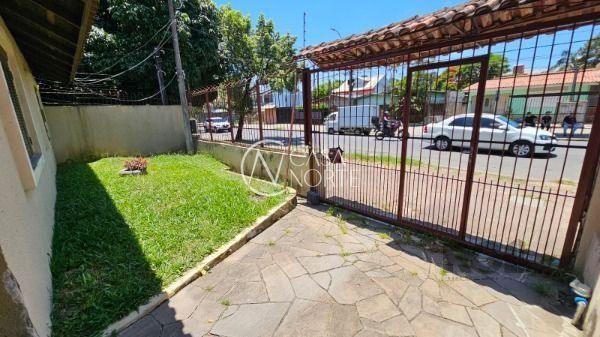 Casa à venda com 3 quartos, 220m², 1 suíte, 4 vagas, Rua Camaquã no bairro Camaquã em Porto Alegre