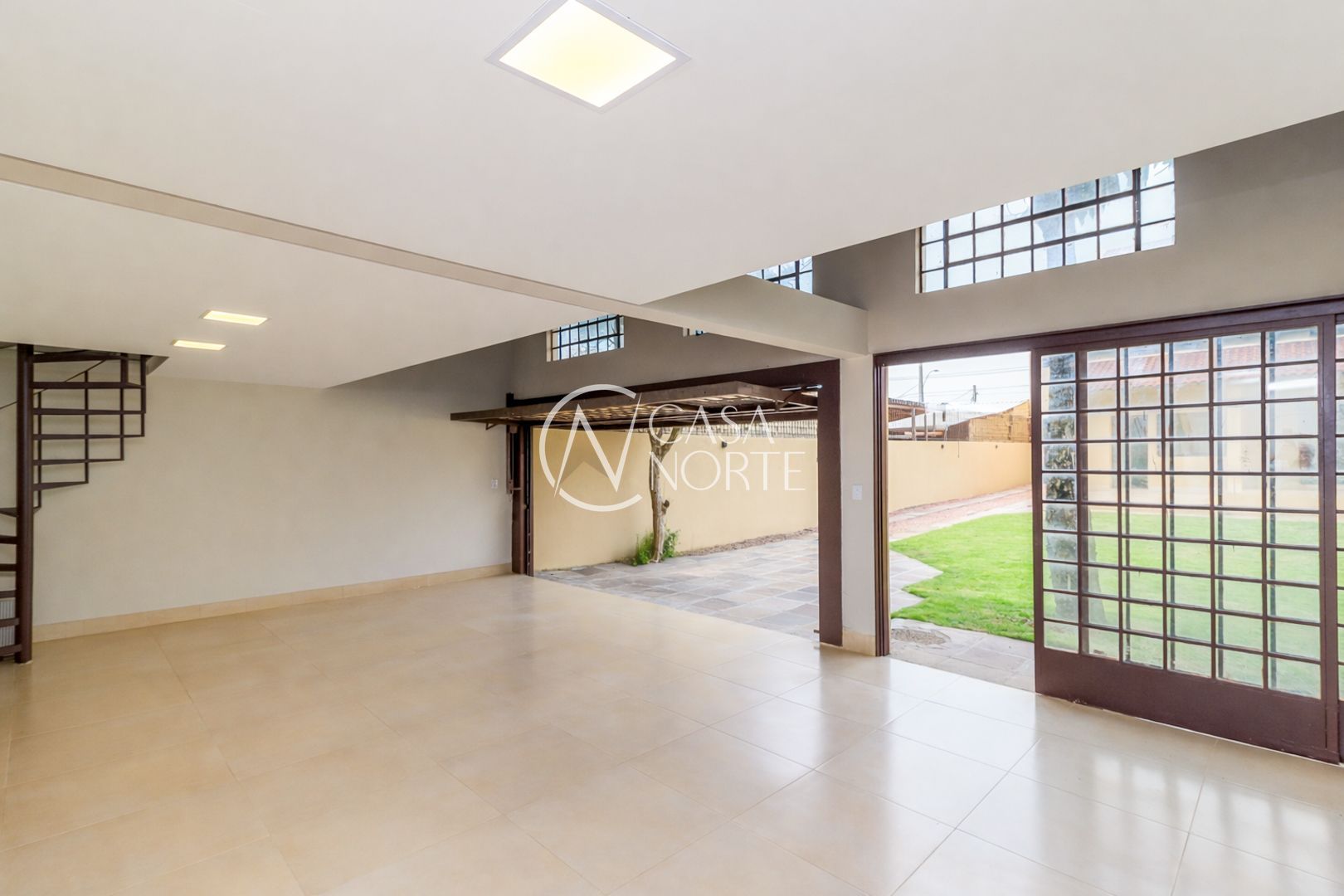 Casa à venda com 4 quartos, 300m², 1 suíte, 10 vagas, Rua Doutor Barcelos no bairro Tristeza em Porto Alegre